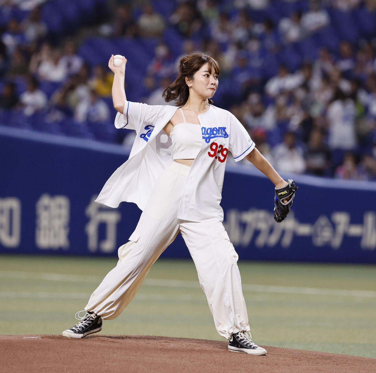 中日対阪神　スピードボールコンテストで投球するTOKAI RADIOの川村茉由DJ（2023年9月撮影）