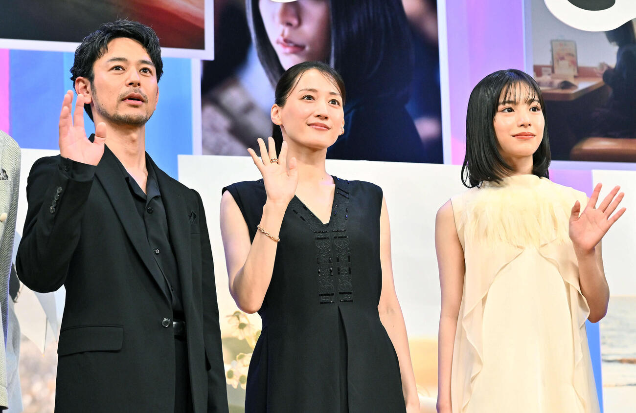 映画「人はなぜラブレターを書くのか」完成披露試写会でカメラに向かって手を振る、左から妻夫木聡、綾瀬はるか、當真あみ（撮影・滝沢徹郎）