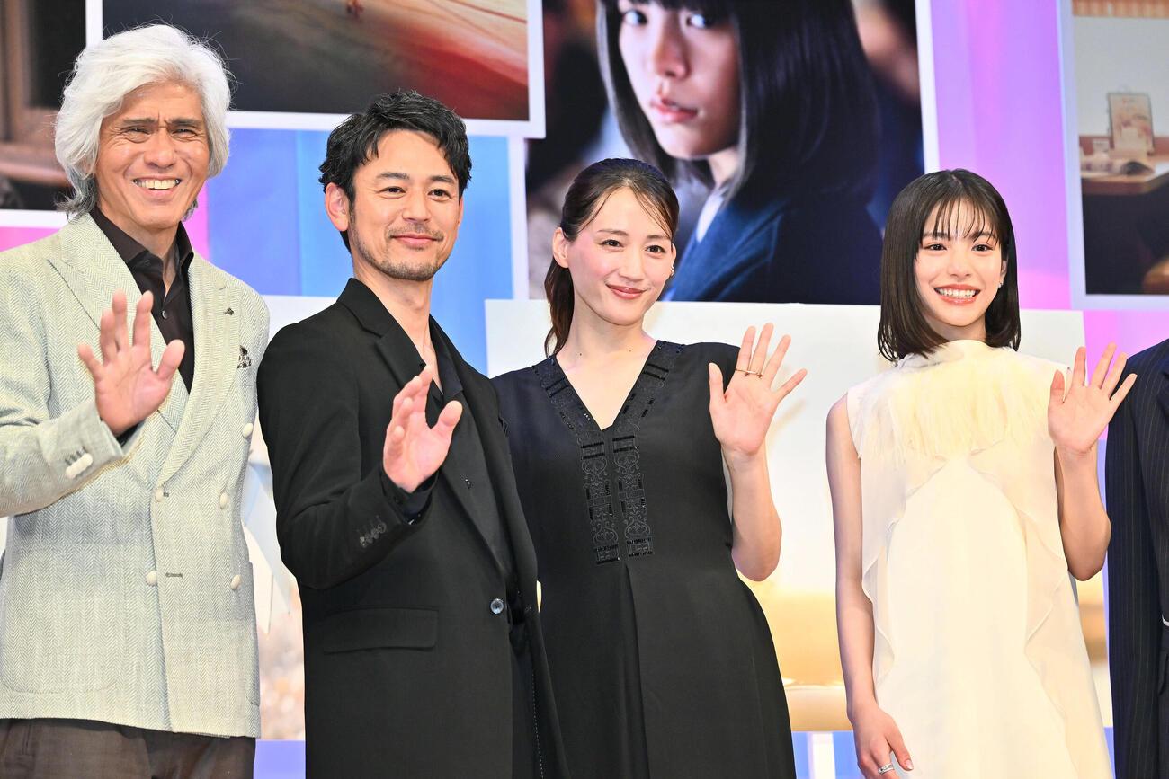 映画「人はなぜラブレターを書くのか」完成披露試写会でカメラに向かって手を振る、左から佐藤浩市、妻夫木聡、綾瀬はるか、當真あみ（撮影・滝沢徹郎）