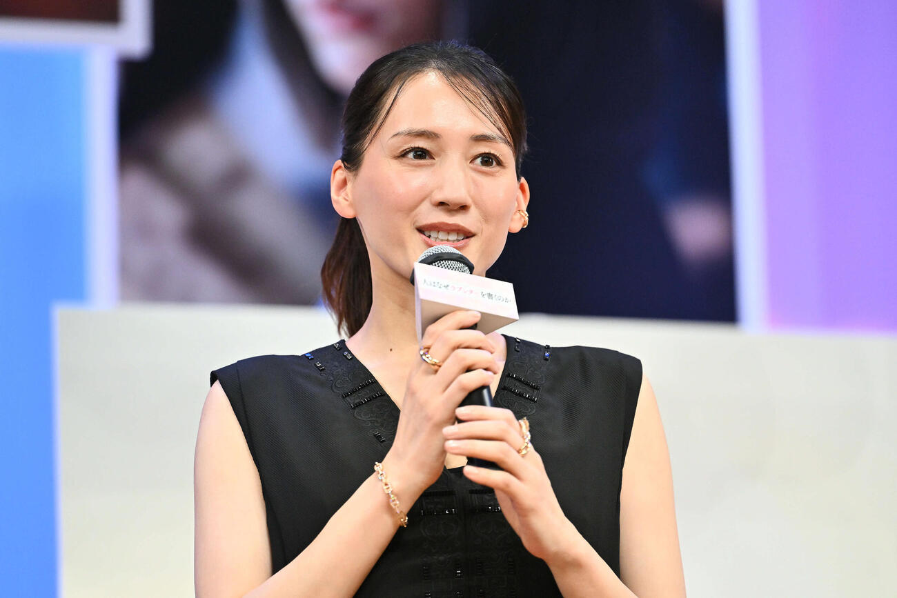 映画「人はなぜラブレターを書くのか」完成披露試写会でトークする綾瀬はるか（撮影・滝沢徹郎）