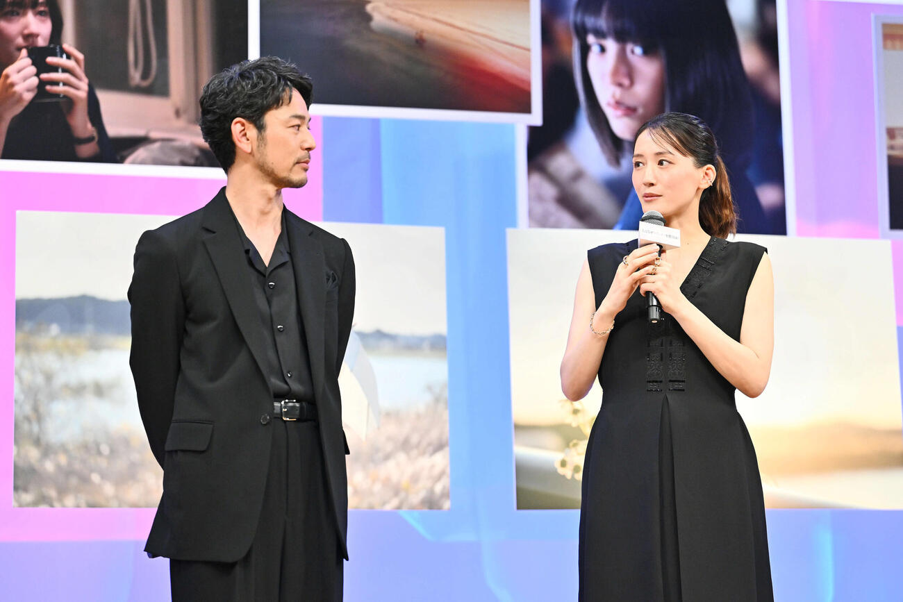 映画「人はなぜラブレターを書くのか」完成披露試写会でトークする綾瀬はるか（右）と妻夫木聡（撮影・滝沢徹郎）