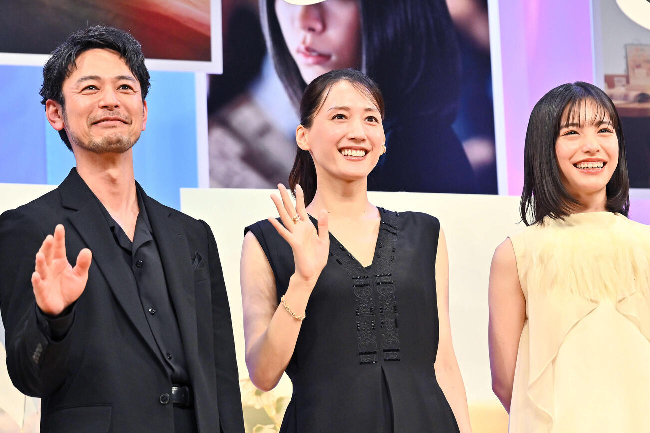 映画「人はなぜラブレターを書くのか」完成披露試写会でカメラに向かって手を振る、左から妻夫木聡、綾瀬はるか、當真あみ（撮影・滝沢徹郎）