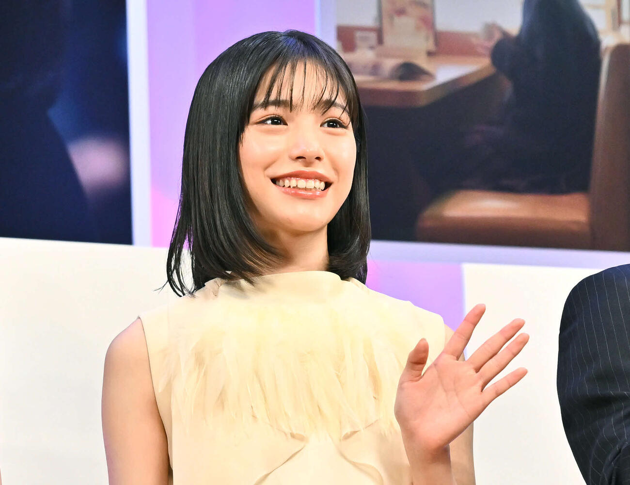 映画「人はなぜラブレターを書くのか」完成披露試写会でカメラに向かって手を振る當真あみ（撮影・滝沢徹郎）