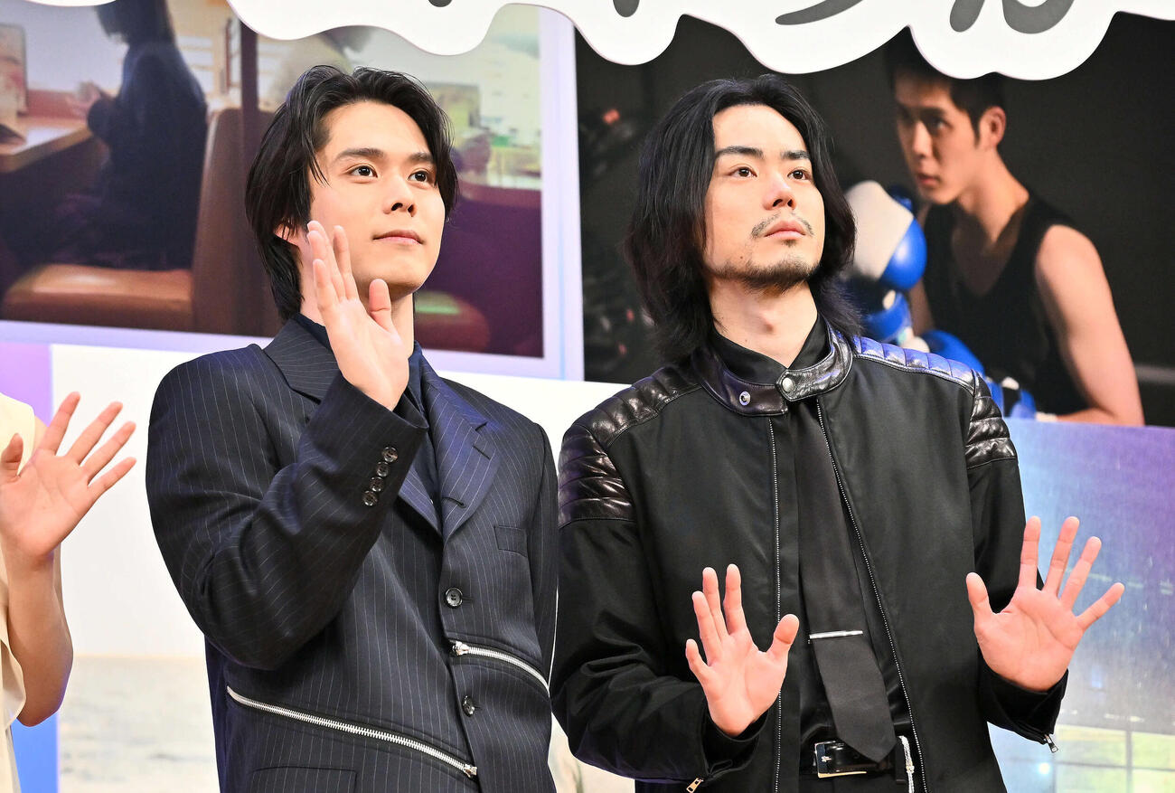カメラに向かって手を振る細田佳央太（左）と菅田将暉（撮影・滝沢徹郎）