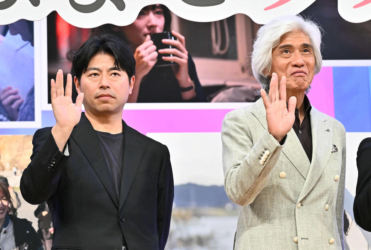 映画「人はなぜラブレターを書くのか」完成披露試写会でカメラに向かって手を振る石井裕也監督（左）と佐藤浩市（撮影・滝沢徹郎）