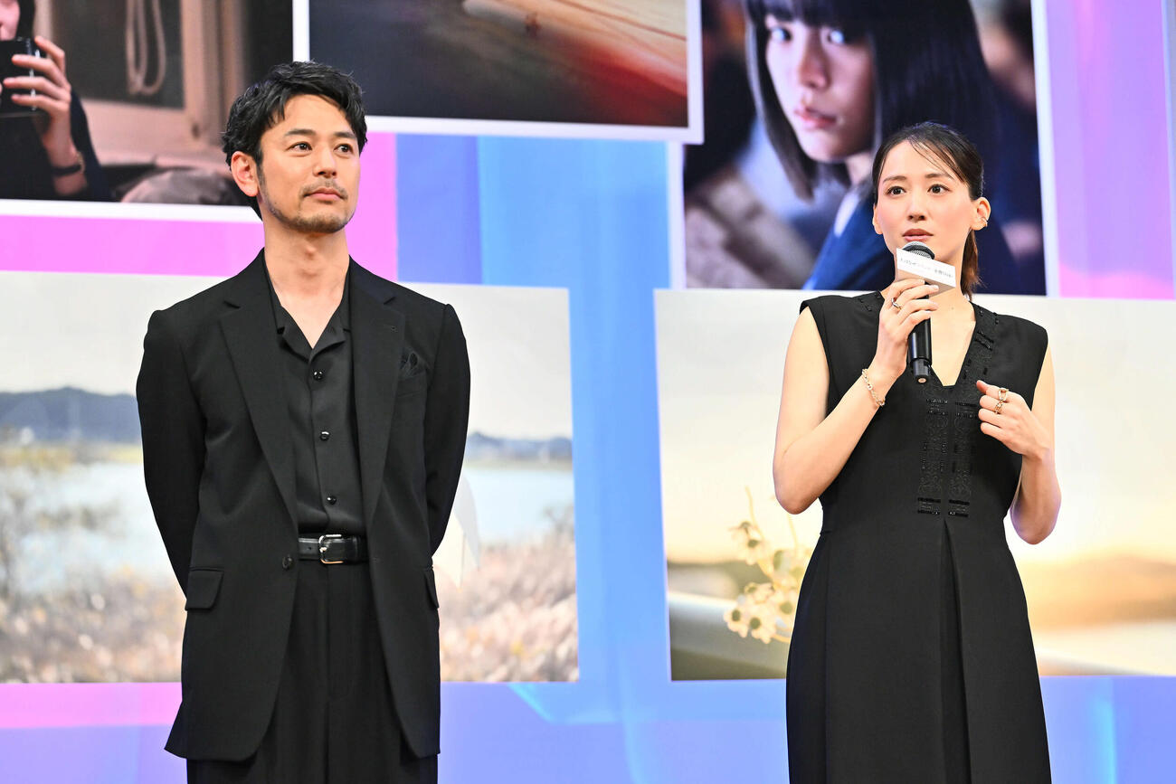 映画「人はなぜラブレターを書くのか」完成披露試写会でトークする綾瀬はるか（右）と妻夫木聡（撮影・滝沢徹郎）