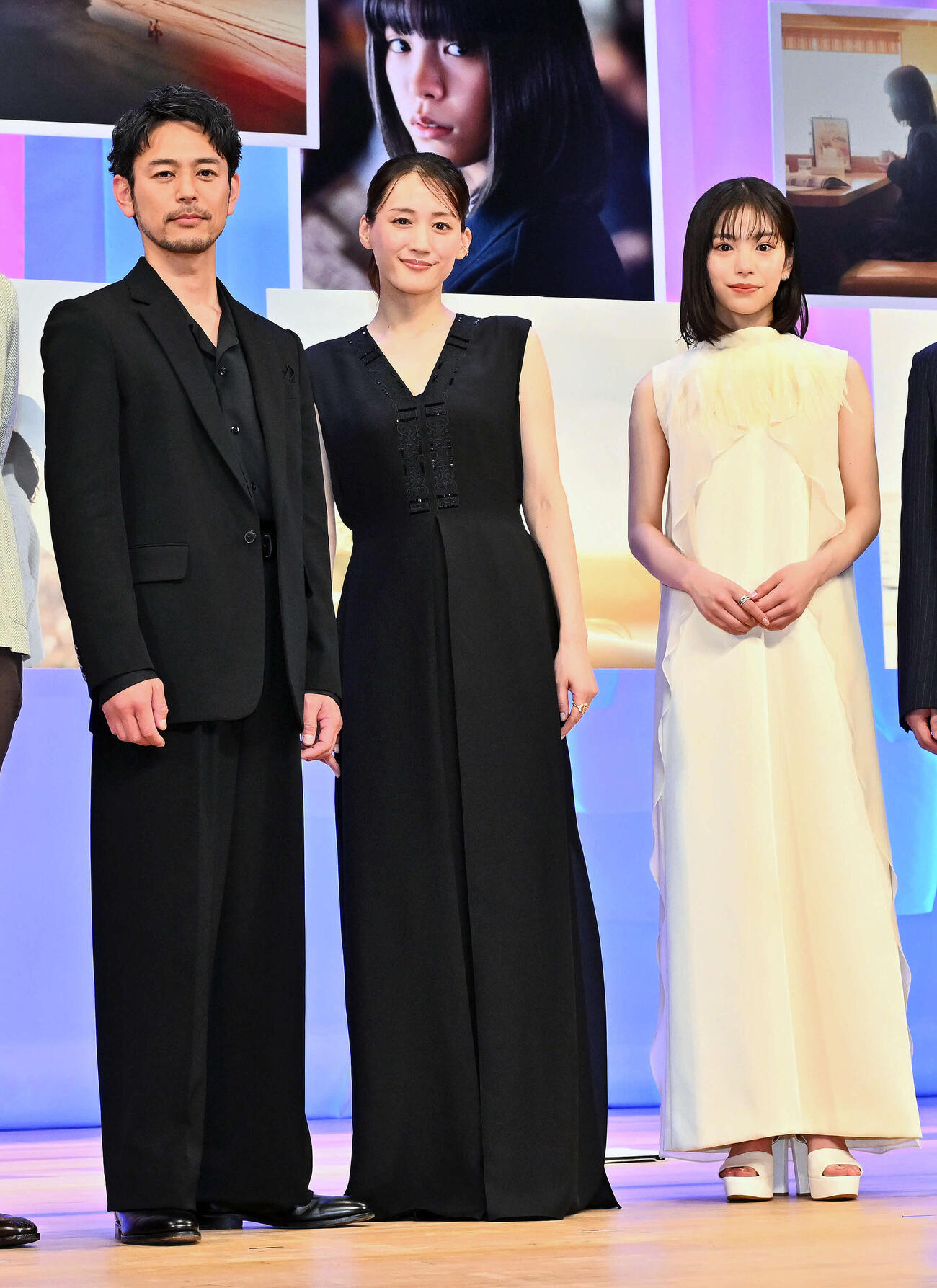 映画「人はなぜラブレターを書くのか」完成披露試写会で記念撮影する、左から妻夫木聡、綾瀬はるか、當真あみ（撮影・滝沢徹郎）
