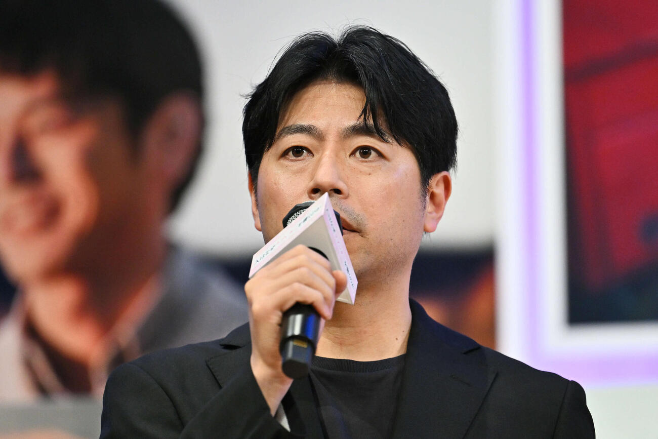映画「人はなぜラブレターを書くのか」完成披露試写会でトークする石井裕也監督（撮影・滝沢徹郎）