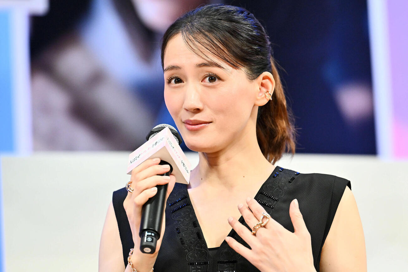 映画「人はなぜラブレターを書くのか」完成披露試写会でトークする綾瀬はるか（撮影・滝沢徹郎）