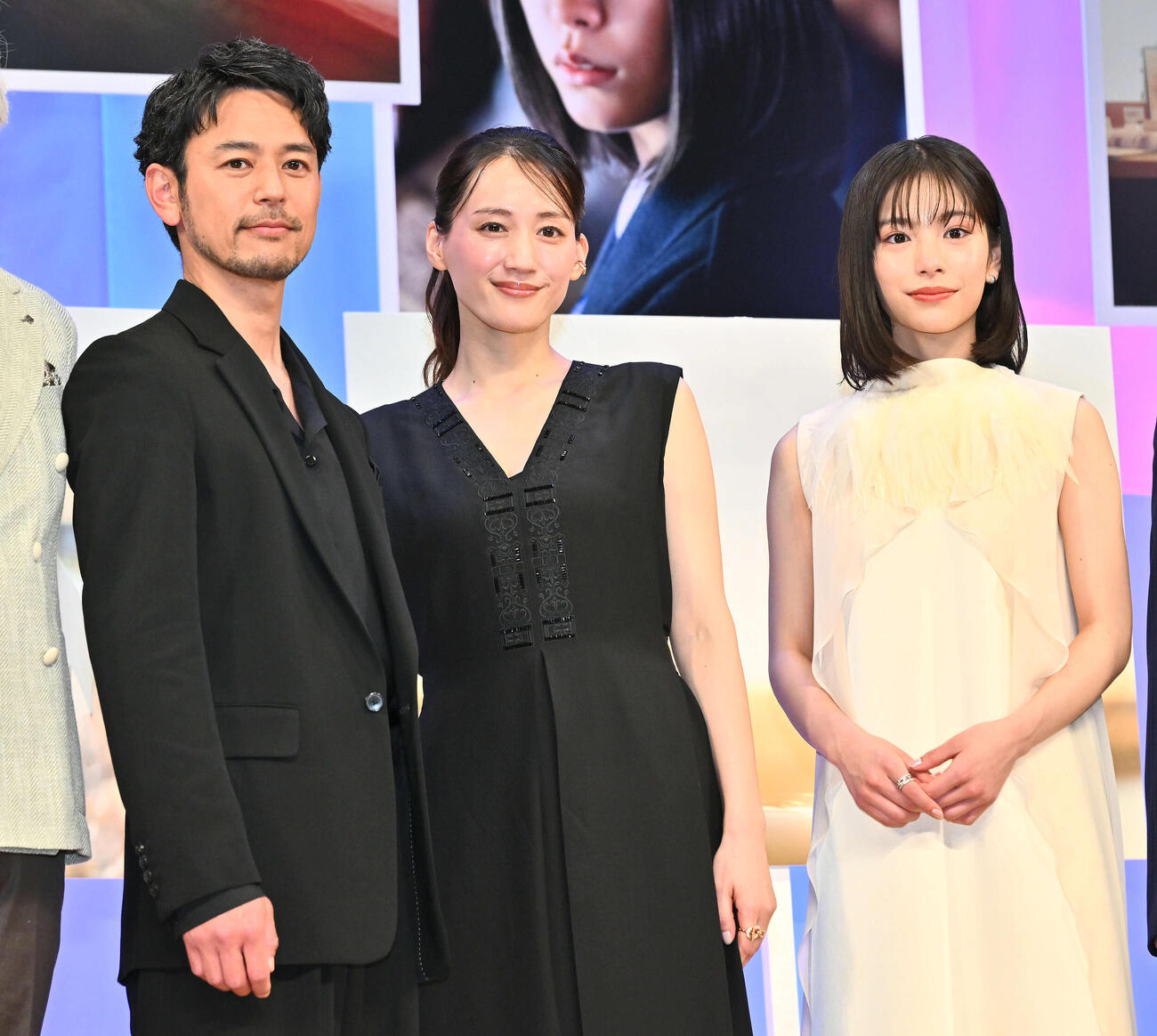 映画「人はなぜラブレターを書くのか」完成披露試写会で記念撮影する、左から妻夫木聡、綾瀬はるか、當真あみ（撮影・滝沢徹郎）