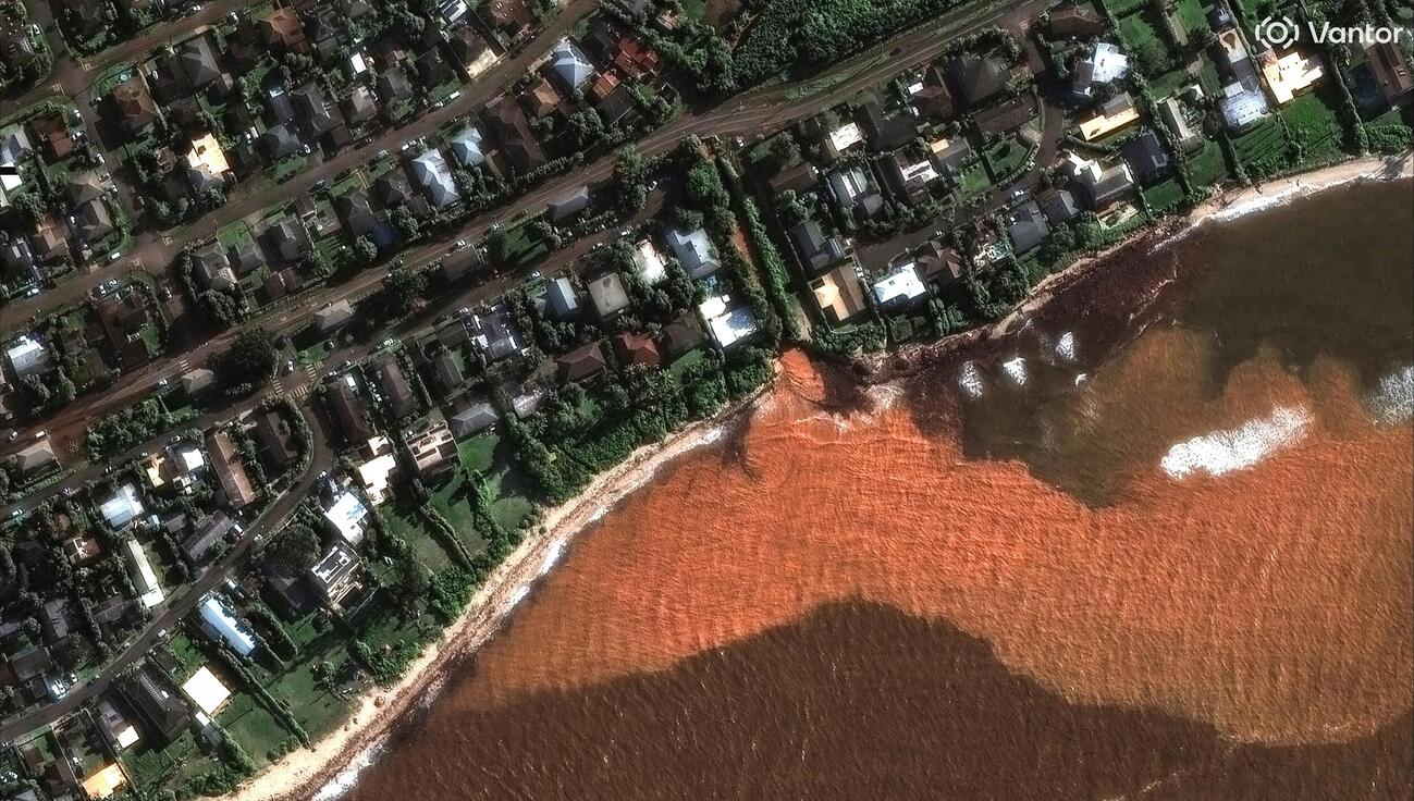 2026年3月23日、米国ハワイ州で、過去20年で最悪の洪水に見舞われる中、嵐による土砂や泥が海へと流れ込む様子を捉えた衛星画像（Vantor提供ロイター　TPX IMAGES OF THE DAY）