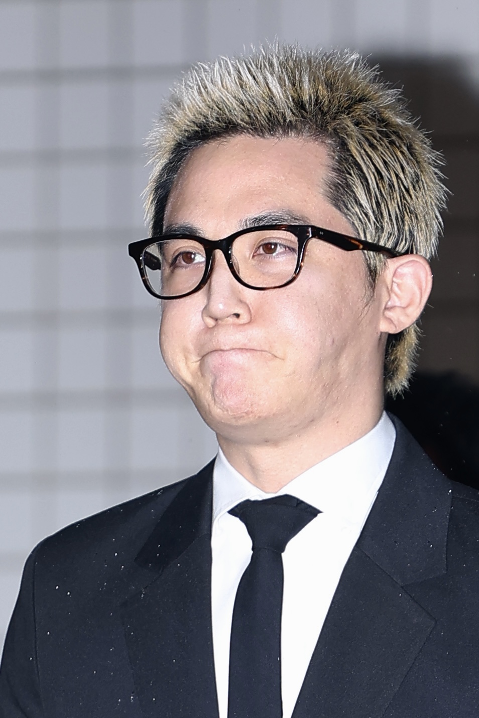 真っ直ぐに報道陣を見つめる「XG」元プロデューサーのSIMONこと酒井じゅんほ被告（撮影・河田真司）