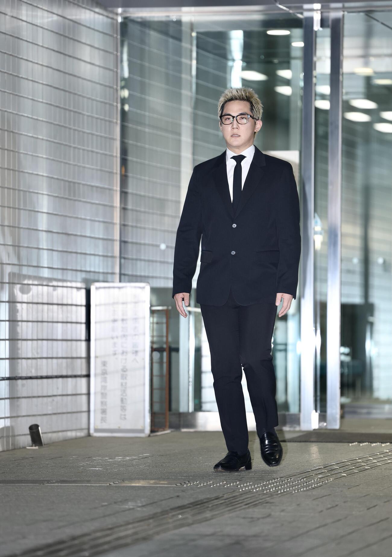 保釈され、報道陣の前に姿を見せる「XG」元プロデューサーのSIMONこと酒井じゅんほ被告（撮影・河田真司）