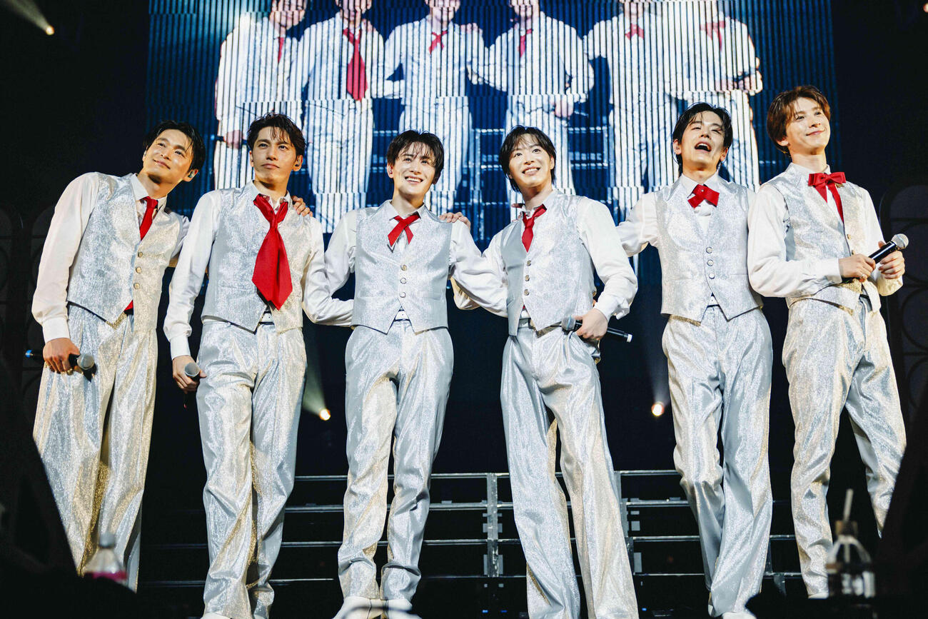 「SHOW－WA 2nd Concert Tour 2026　“道”」最終公演でパフォーマンスするSHOW－WA。左から青山隼、山本佳志、向山毅、塩田将己、井筒雄太、寺田真二郎
