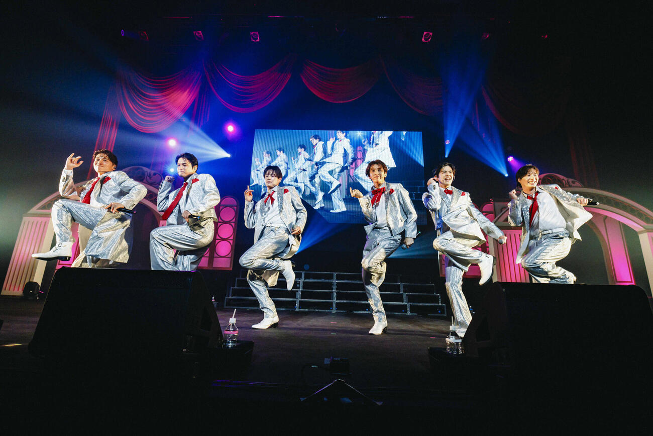 「SHOW－WA 2nd Concert Tour 2026　“道”」最終公演でパフォーマンスするSHOW－WA。左から山本佳志、青山隼、向山毅、寺田真二郎、井筒雄太、塩田将己