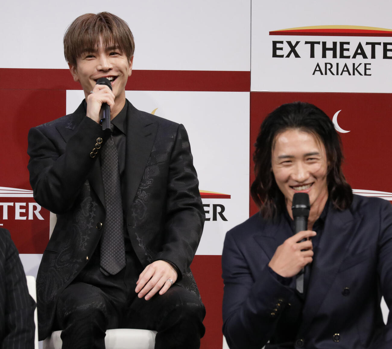 EX THEATER ARIAKEオープニング発表会でクロストークする岩田剛典（左）と岩本照（撮影・中島郁夫）