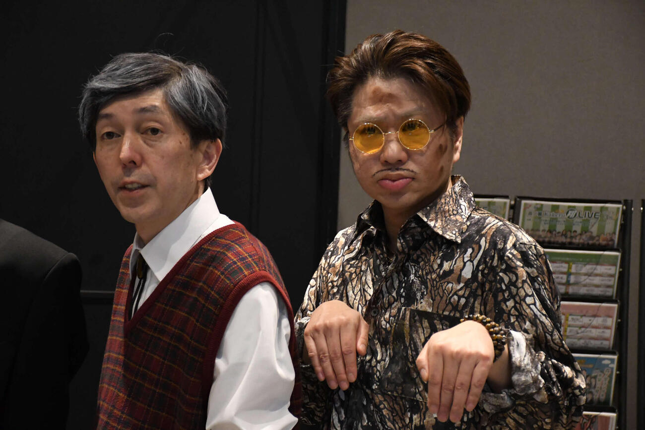 舞台小説「奇喜怪快」に出演する2丁拳銃小堀裕之(左)と川谷修士（撮影・阪口孝志）