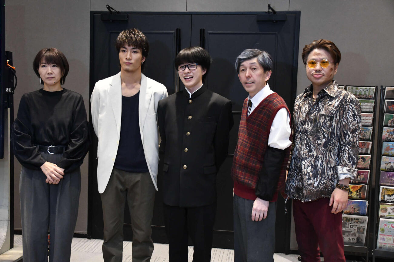 舞台小説「奇喜怪快」に取材会に出席した、左から、高梨由氏、里中将道、宮脇優、2丁拳銃小堀裕之と川谷修士（撮影・阪口孝志）