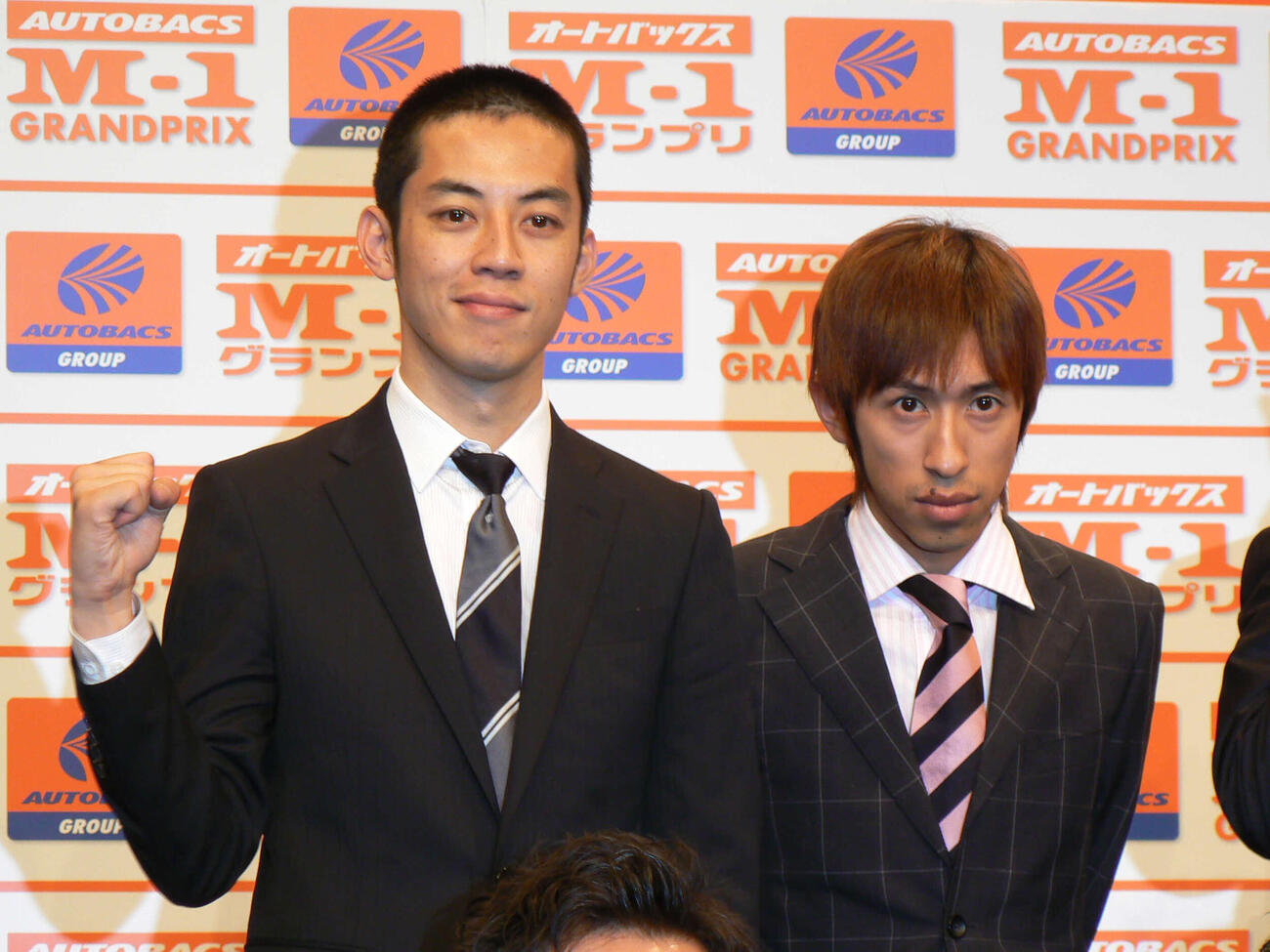M－1グランプリ会見　キングコングの梶原雄太（右）は「M−1で優勝できなかったら離婚します」宣言。左は西野亮廣（2008年7月撮影）