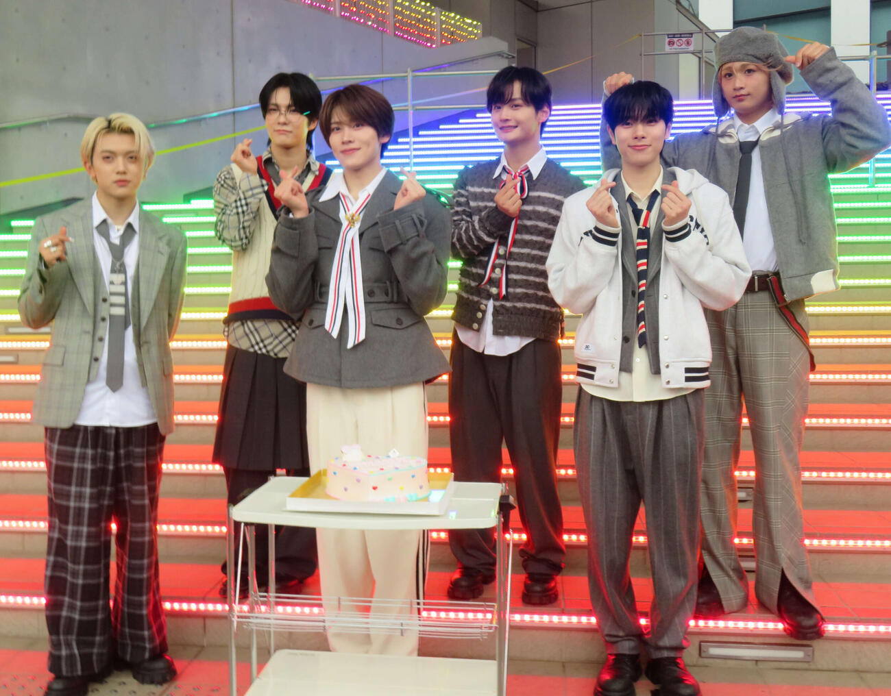 アルバム「Heart Beat」の発売記念イベントを行ったDXTEEN。前列左から平本健、大久保波留、福田歩汰、後列左から谷口太一、寺尾香信、田中笑太郎