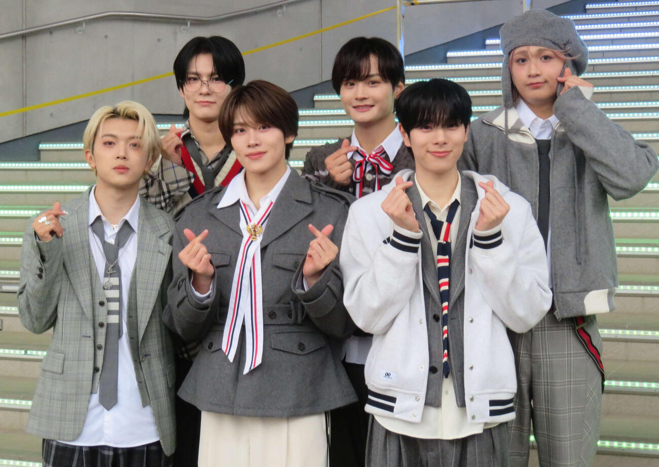 アルバム「Heart Beat」の発売記念イベントを行ったDXTEEN。前列左から平本健、大久保波留、福田歩汰、後列左から谷口太一、寺尾香信、田中笑太郎