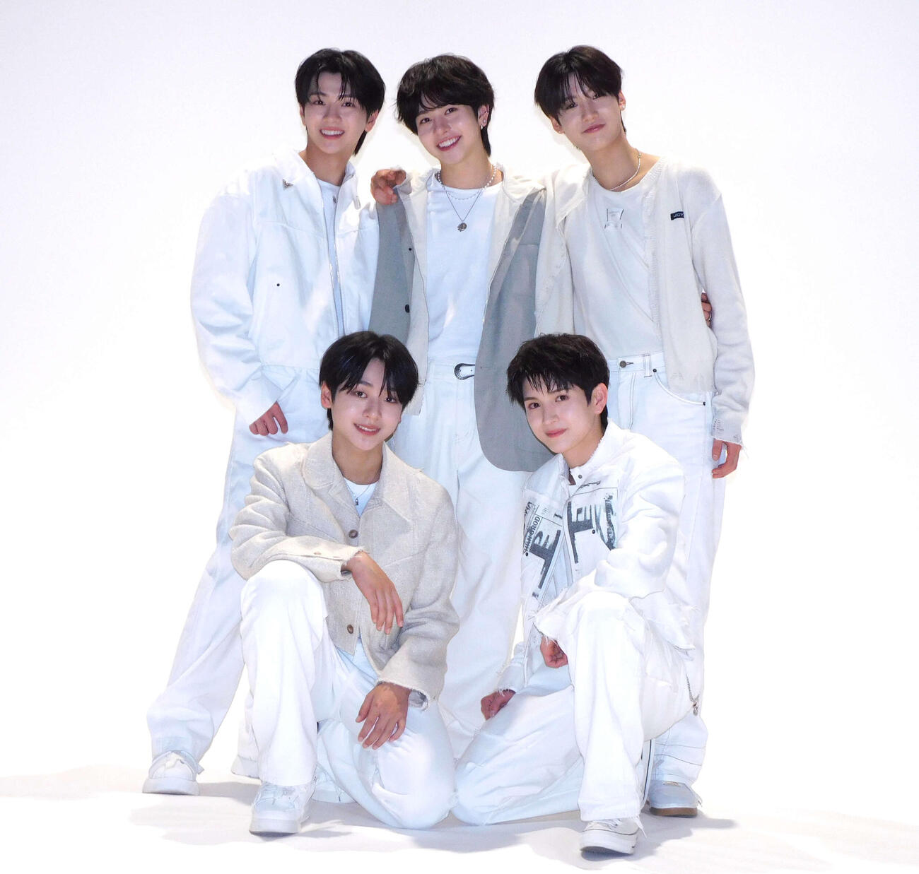 プレデビューを果たしたVIBY、前段左からKOTARO、IO、後段左からRENKI、AKITO、RYOHA（撮影・寺本吏輝）