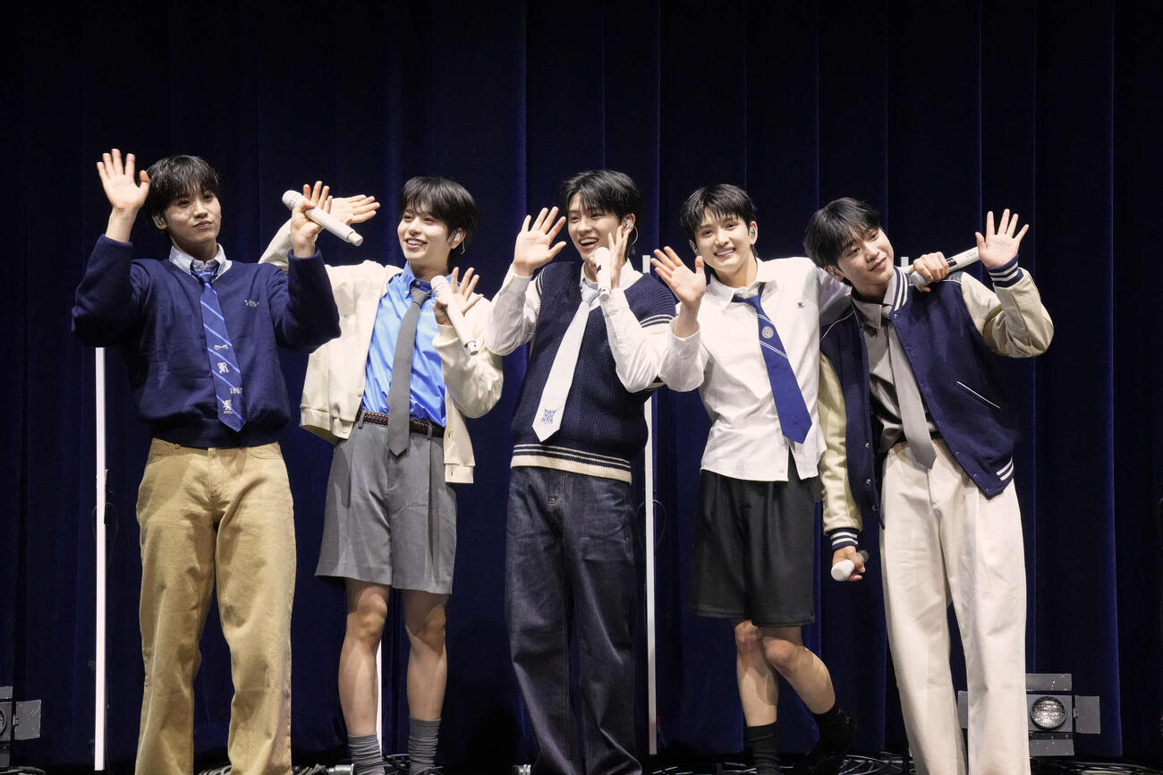 プレデビューを果たしたVIBY、左からRYOHA、AKITO、RENKI、IO、KOTARO