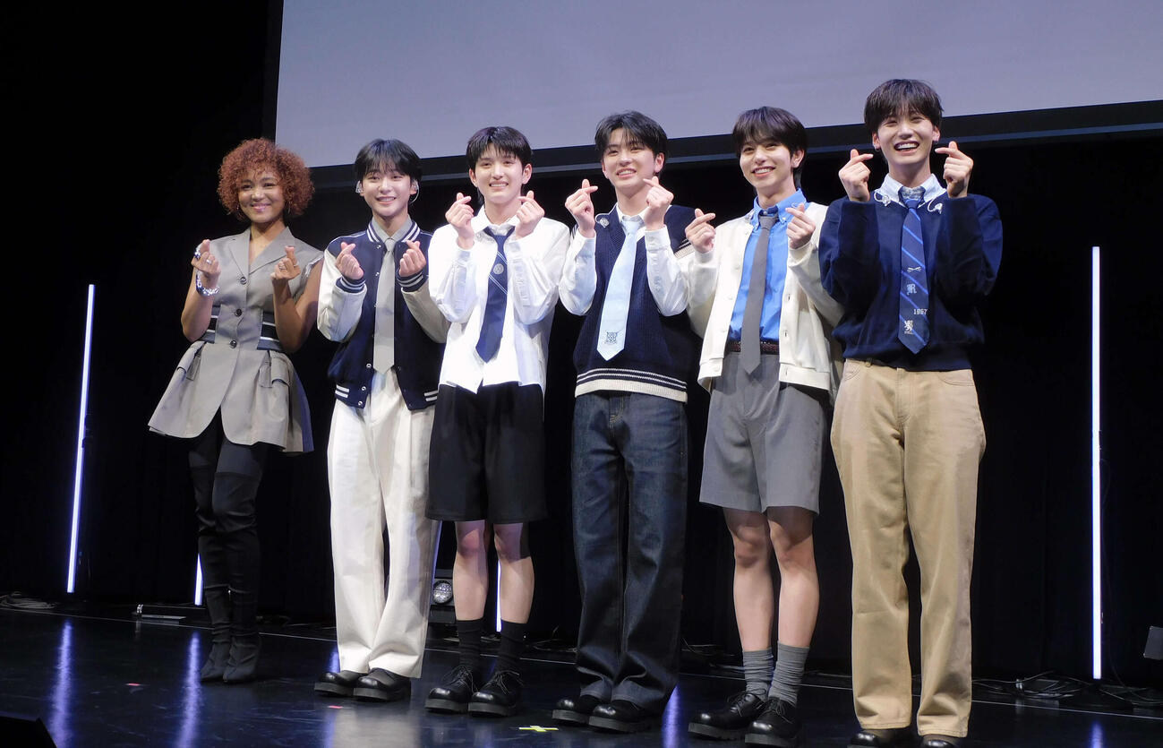 プレデビューを果たしたVIBY、左からKOTARO、IO、RENKI、AKITO、RYOHA。最左はCrystal Kay（撮影・寺本吏輝）