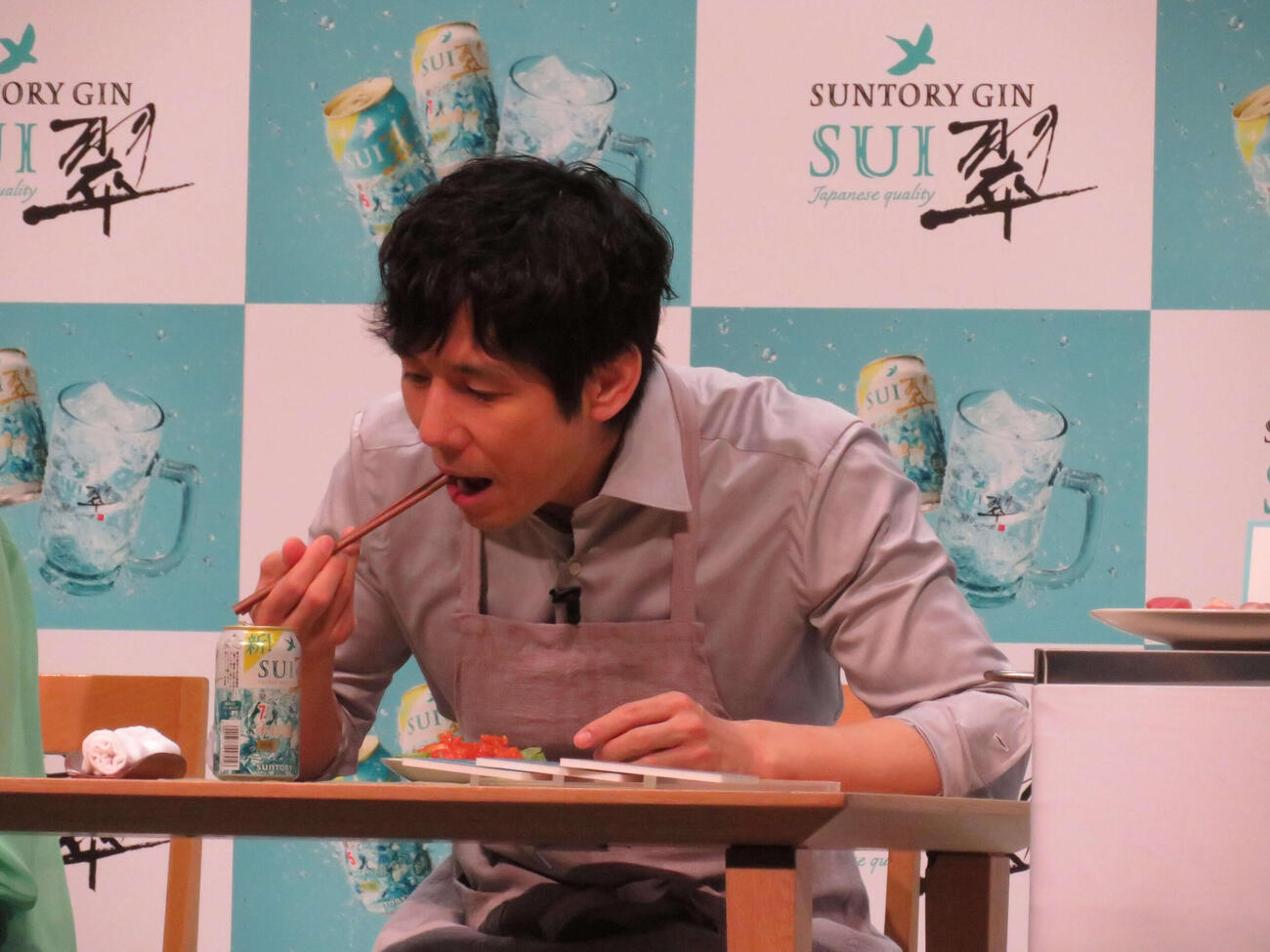 サントリージン「翠（SUI）」新CM発表会でエビチリを食べる西島秀俊（撮影・村上幸将）