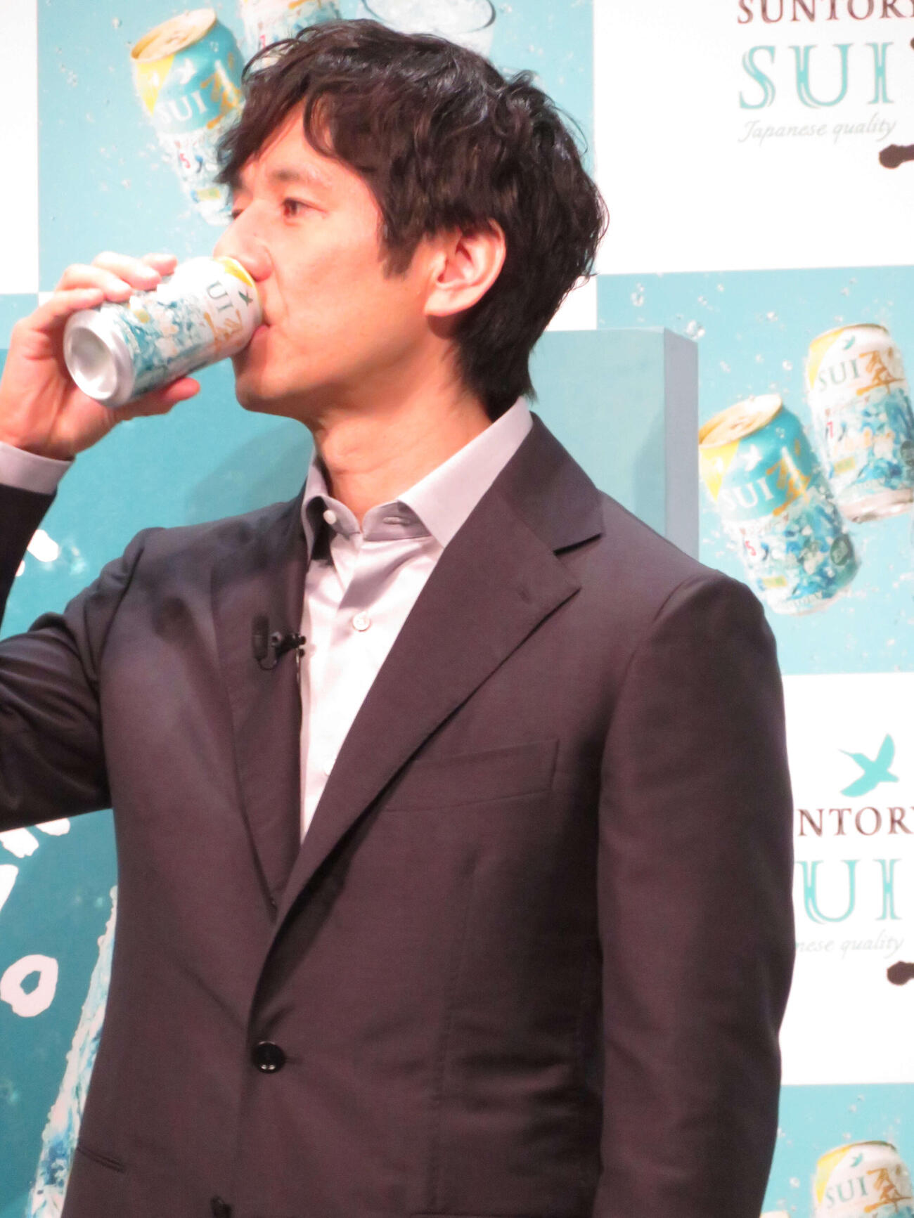 サントリージン「翠（SUI）」新CM発表会で「翠ジンソーダ缶＜本格濃いめ＞」を飲む西島秀俊（撮影・村上幸将）
