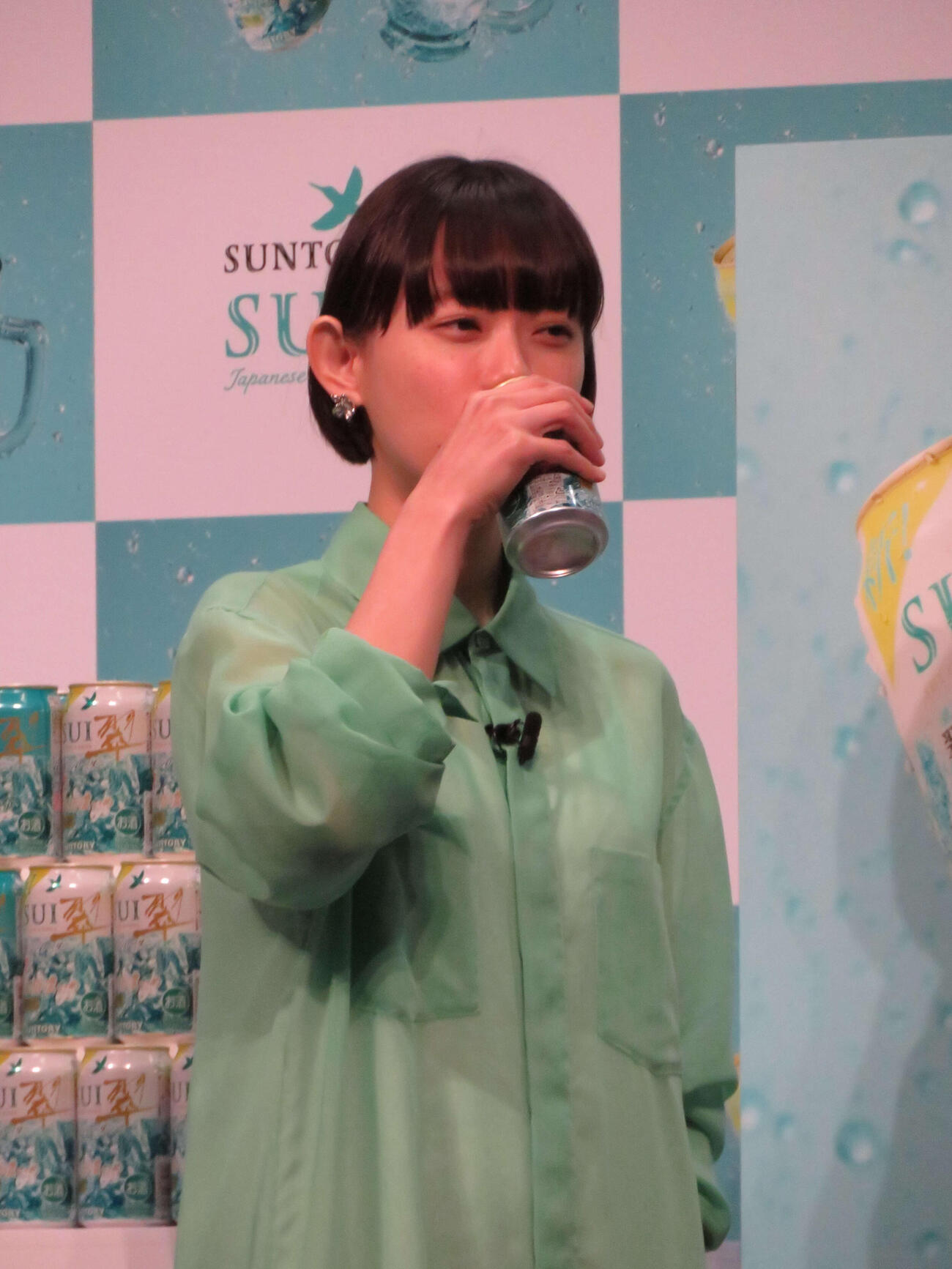 サントリージン「翠（SUI）」新CM発表会で「翠ジンソーダ缶＜すっきり爽やか＞」を飲む杉咲花（撮影・村上幸将）
