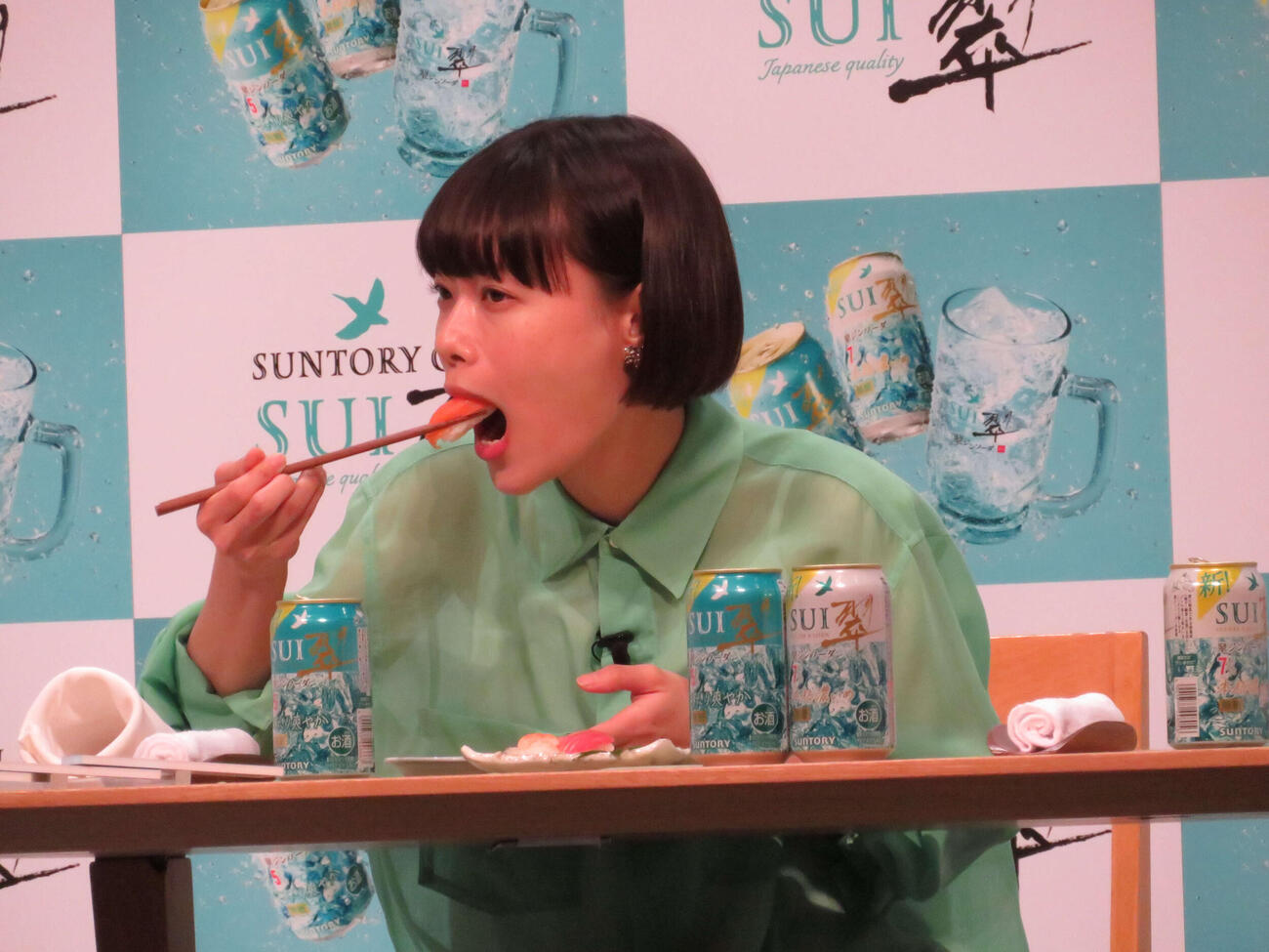 サントリージン「翠（SUI）」新CM発表会で、すしを食べる杉咲花（撮影・村上幸将）