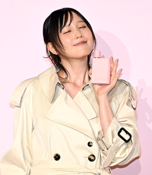 写真特集】佐々木希チェック柄ミニスカ姿、本田翼はトレンチコート姿