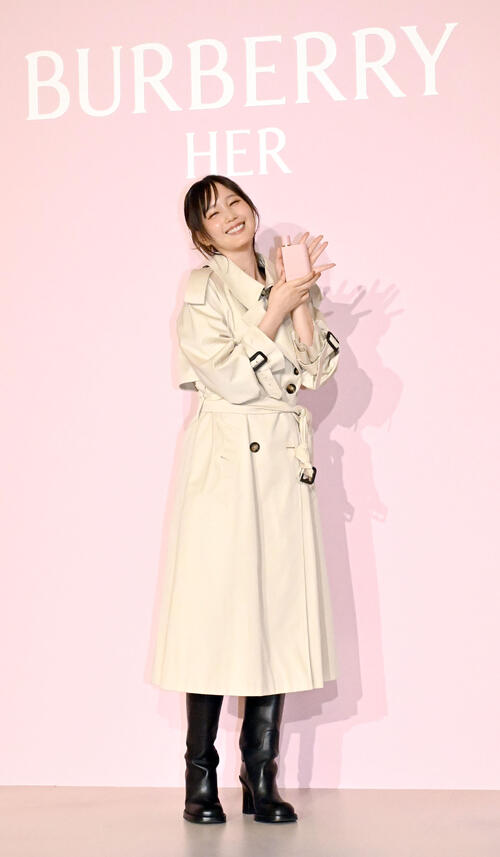 写真特集】佐々木希チェック柄ミニスカ姿、本田翼はトレンチコート姿