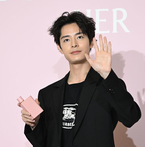 「バーバリービューティ」の新製品発表イベントに登場した塩野瑛久（撮影・千葉一成）