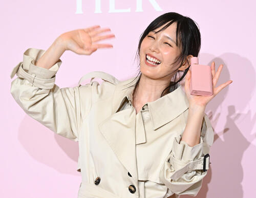 写真特集】佐々木希チェック柄ミニスカ姿、本田翼はトレンチコート姿