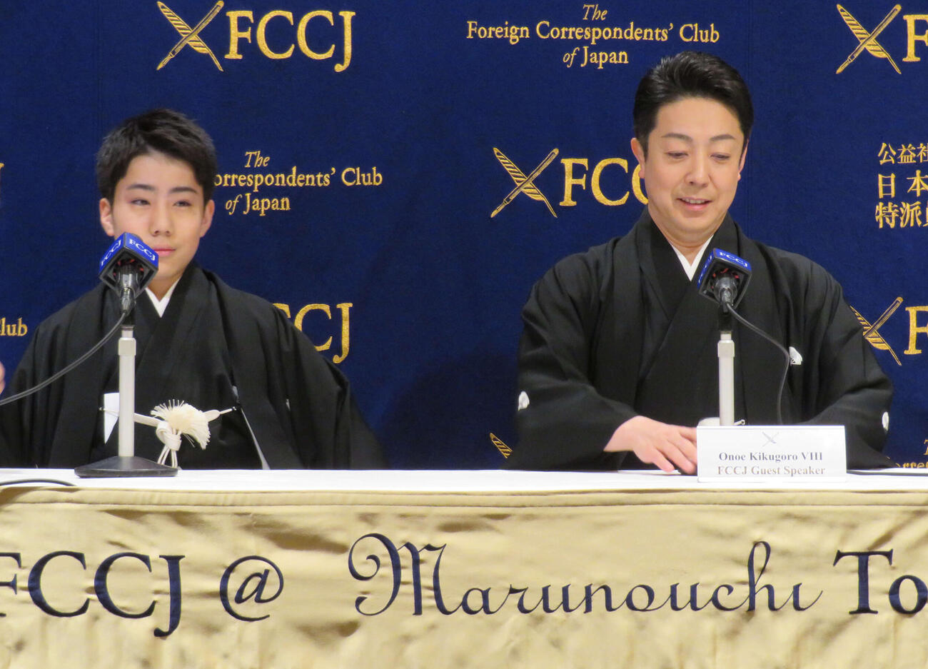 日本外国特派員協会で記者会見を行った8代目尾上菊五郎（右）と6代目尾上菊之助