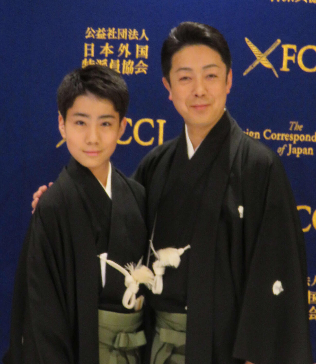 日本外国特派員協会で記者会見を行った8代目尾上菊五郎（右）と6代目尾上菊之助