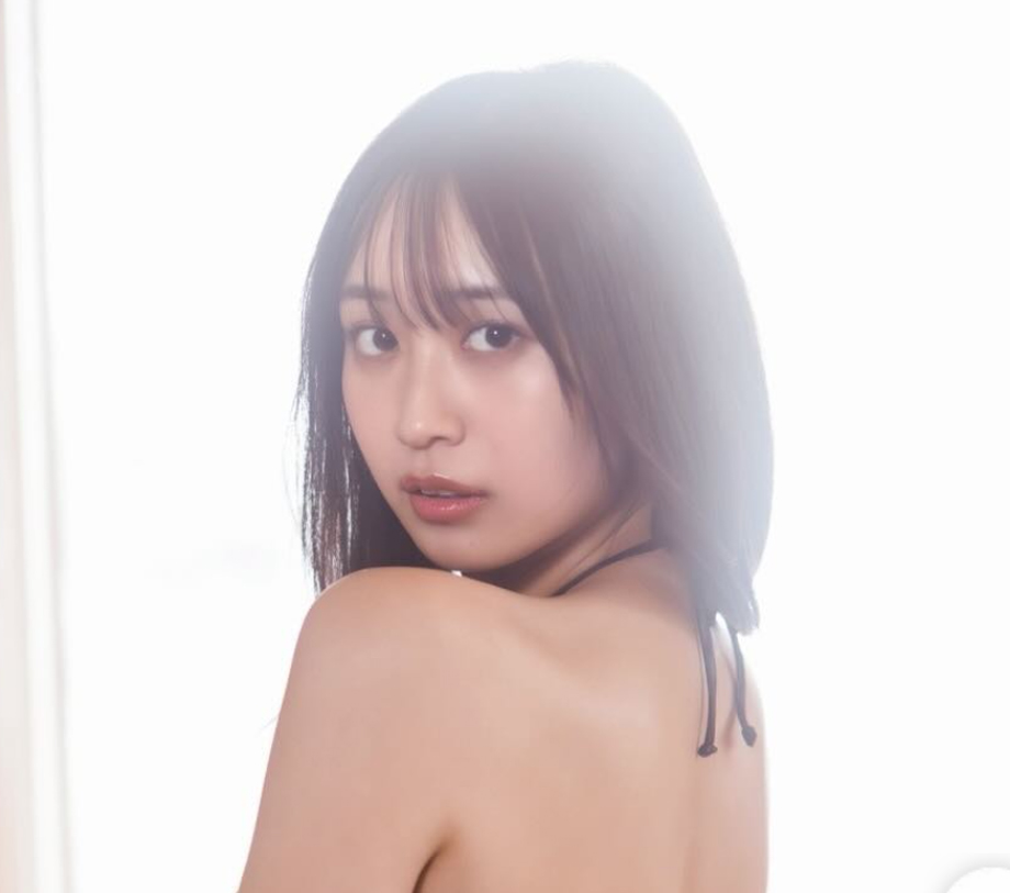 ビキニ姿のバックショットを公開した溝端葵（溝端葵のインスタグラムから）
