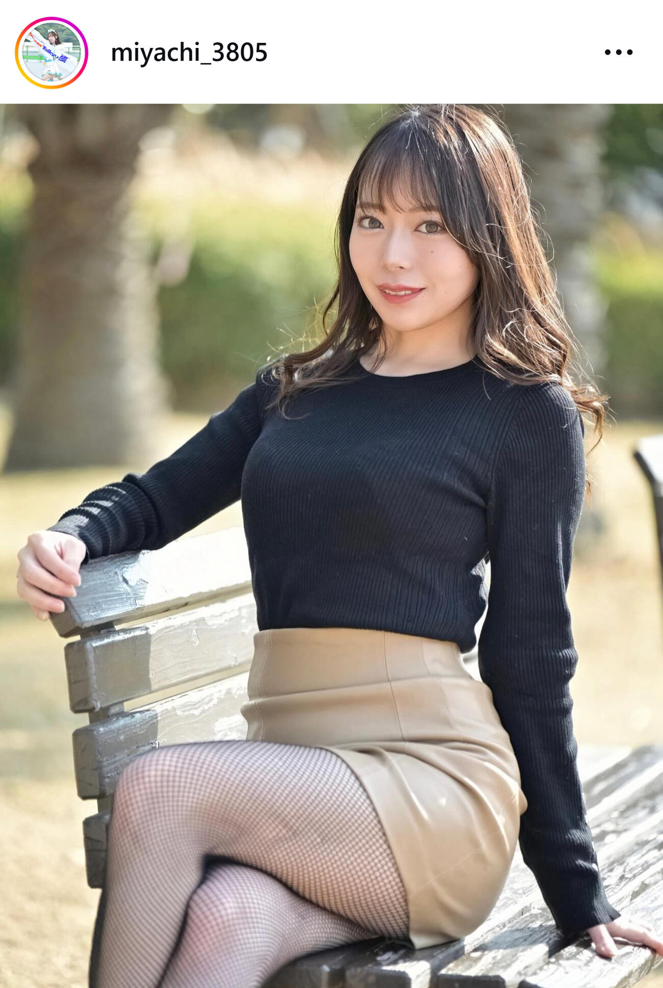 ミニスカ網タイツ姿の宮本さやか（宮本さやかのインスタグラムから）