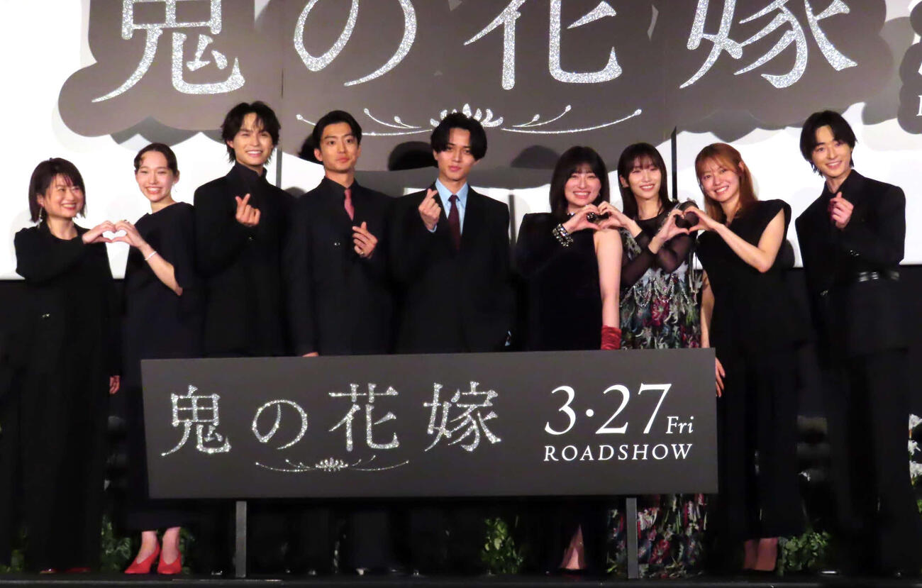 映画「鬼の花嫁」公開前夜祭舞台あいさつに登壇した、左から池田千尋監督、白本彩奈、兵頭功海、伊藤健太郎、永瀬廉、吉川愛、片岡凜、田辺桃子、谷原七音