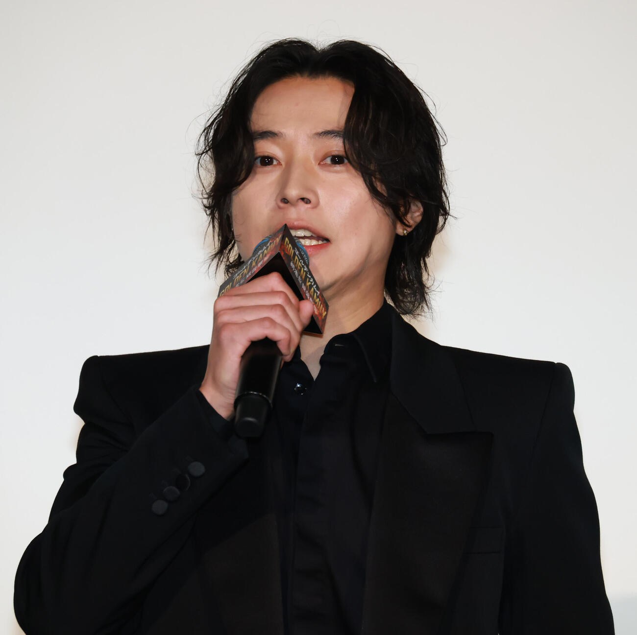 映画「ゴールデンカムイ網走監獄襲撃編」大ヒット御礼舞台あいさつを行った山﨑賢人（撮影・中島郁夫）