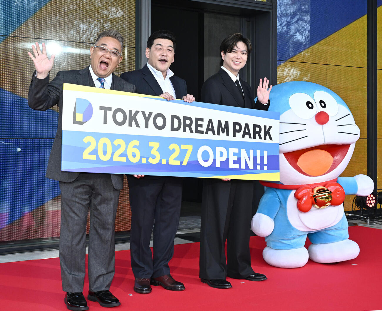 「TOKYO DREAM PARK」オープニングセレモニーに出席した、左からサンドウィッチマンの伊達みきおと富澤たけし、加藤シゲアキ（撮影・千葉一成）