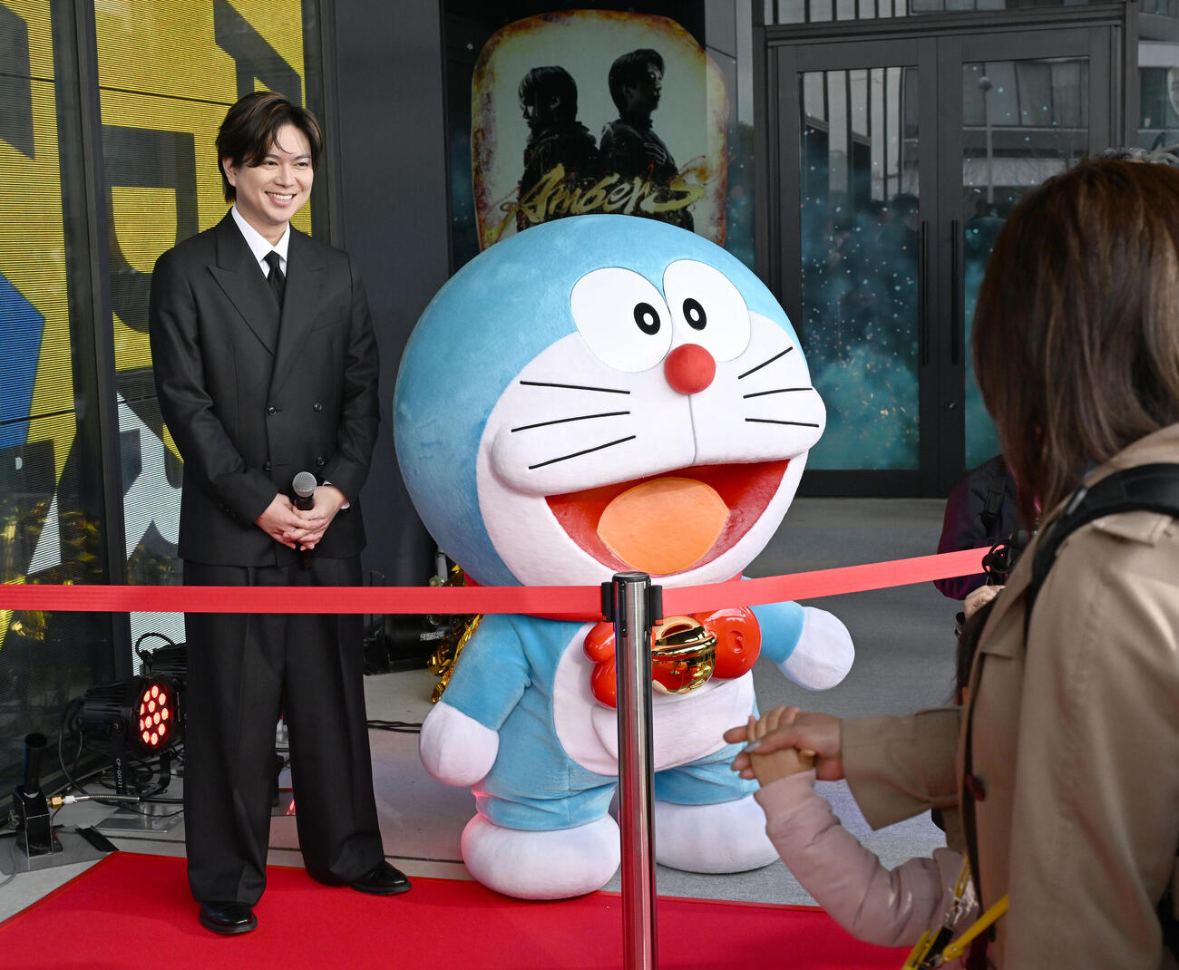 「TOKYO DREAM PARK」オープニングセレモニーで、初日来場者を迎える加藤シゲアキ（撮影・千葉一成）