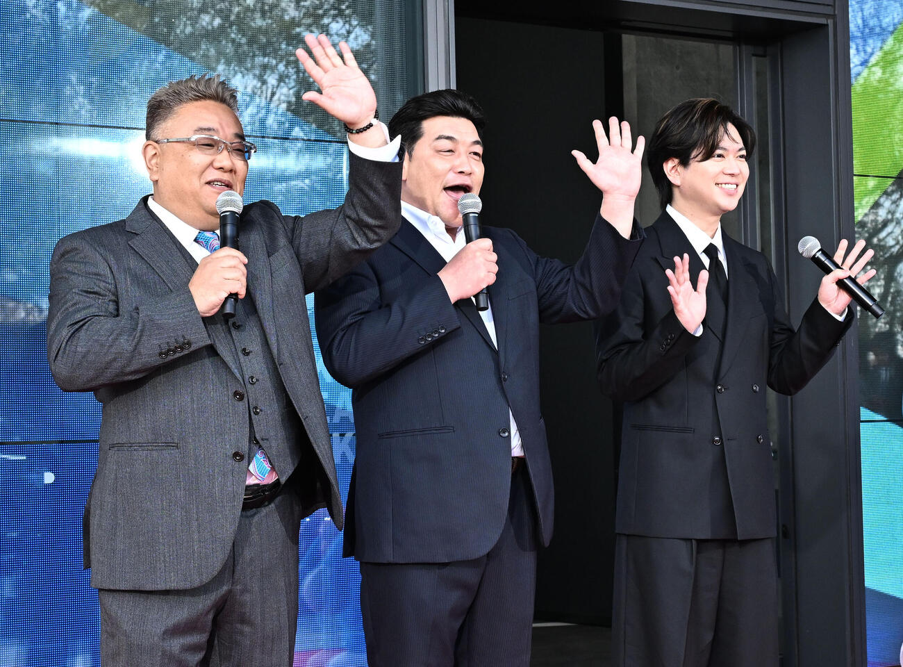 「TOKYO DREAM PARK」オープニングセレモニーに出席した、左からサンドウィッチマンの伊達みきおと富澤たけし、加藤シゲアキ（撮影・千葉一成）