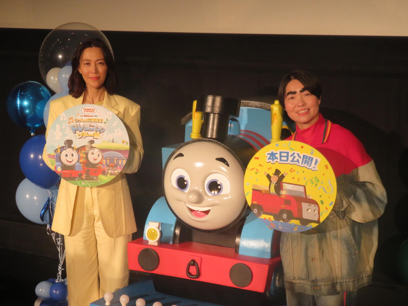 「映画　きかんしゃトーマス　いっしょに歌おう！ドレミファ♪ソドー島」の初日舞台あいさつに出席した木村佳乃（左）とイモトアヤコ