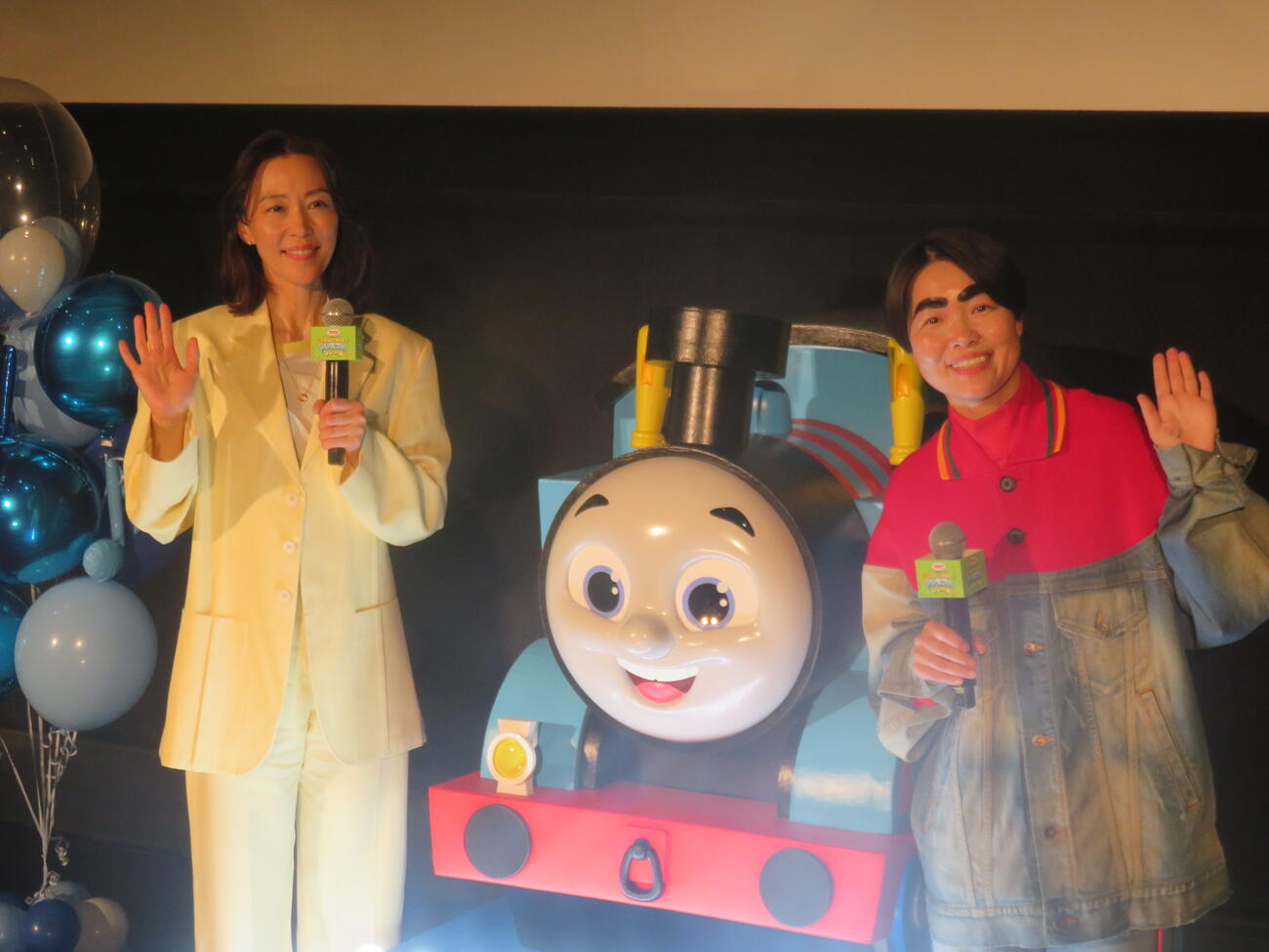 「映画　きかんしゃトーマス　いっしょに歌おう！ドレミファ♪ソドー島」の初日舞台あいさつに出席した木村佳乃（左）とイモトアヤコ