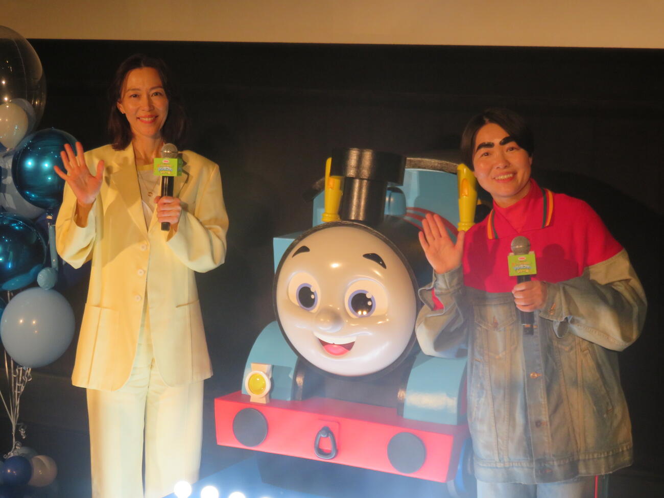 「映画　きかんしゃトーマス　いっしょに歌おう！ドレミファ♪ソドー島」の初日舞台あいさつに出席した木村佳乃（左）とイモトアヤコ