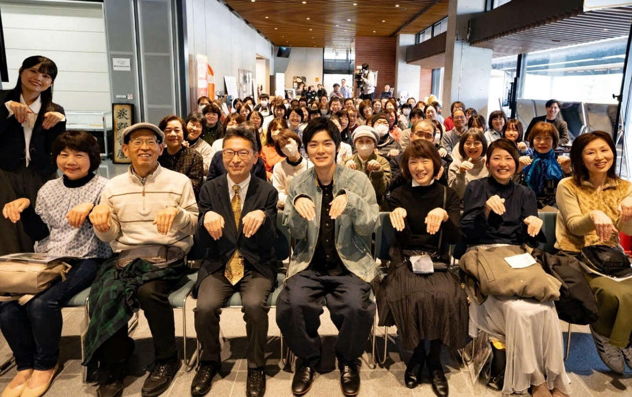 ドラマ舞台の島根県松江市で「ばけばけ」最終回の鑑賞会が行われ、杉田雷麟（最前列中央）と、小泉八雲記念館館長の小泉凡さん（同左）がゲスト参加