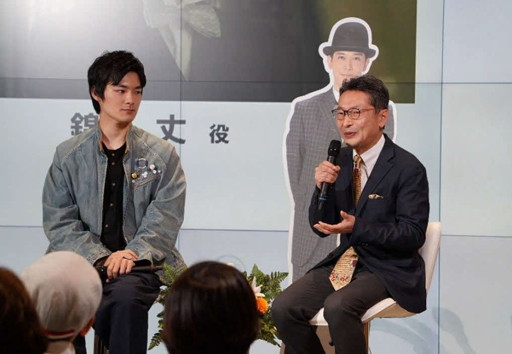 ドラマ舞台の島根県松江市で「ばけばけ」最終回の鑑賞会が行われ、杉田雷麟（左）と、小泉八雲記念館館長の小泉凡さんがゲスト参加